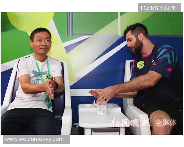 洛卡特利调侃队友脚后跟传球技艺高超赛场上笑声不断